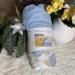 Room Essentials Blue and Beige Comforter